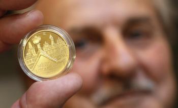 Česká národní banka vydala zlatou minci s vyobrazením Litoměřic
